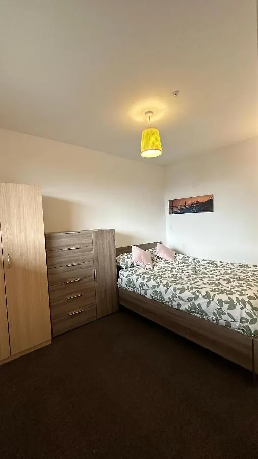 London Rooms In Luxury Apartment