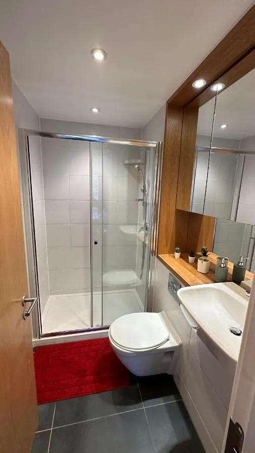 London Rooms In Luxury Apartment