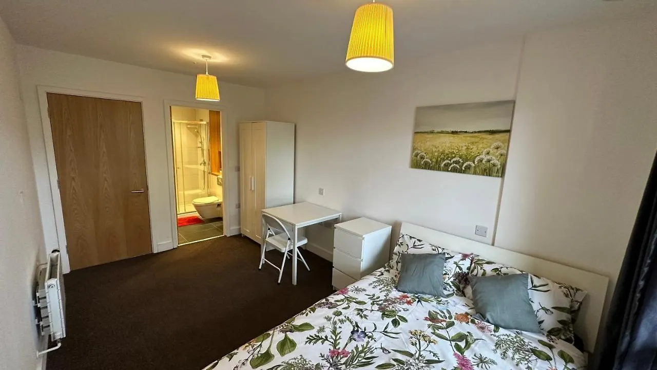 London Rooms In Luxury Apartment