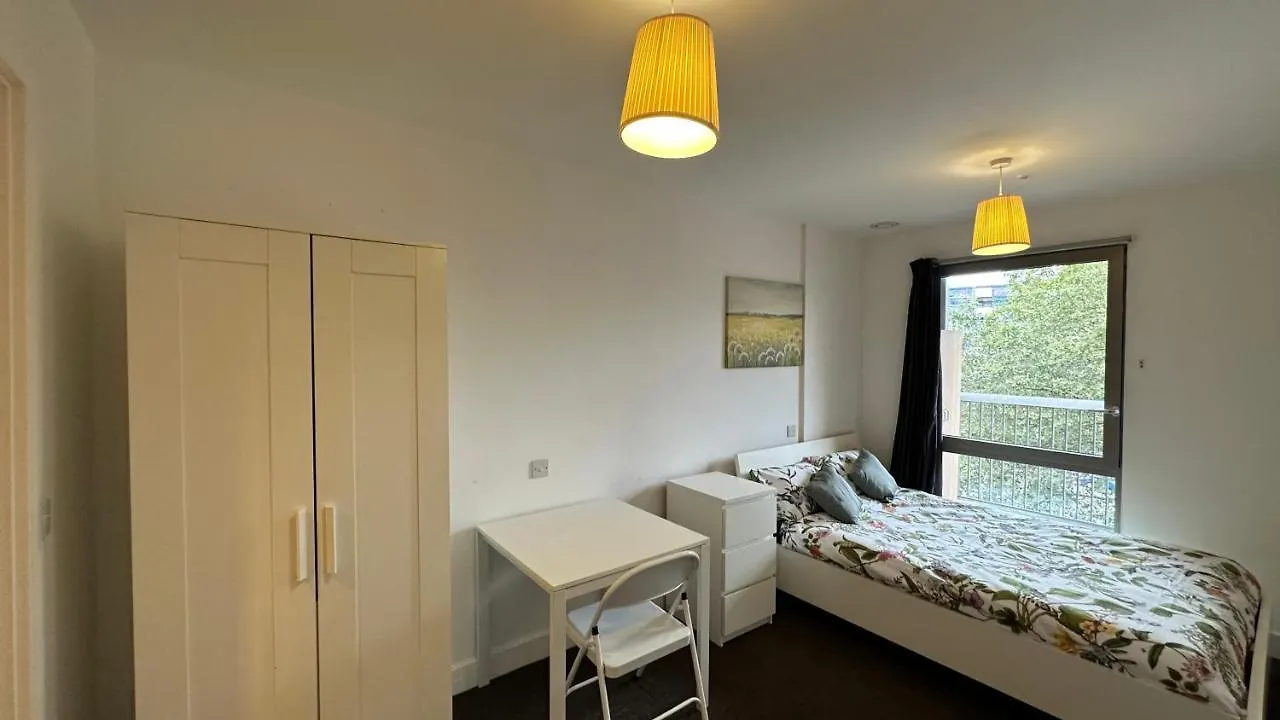 London Rooms In Luxury Apartment